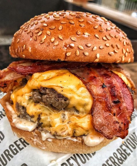 How much bacon do you like in your burger? 🤪🥓 1 rasher? 2... or 3+ 💁🏼‍♀️😍 @burgerandbeyond have got their bacon spot on! 👌🏻 Along with just… Bacon Burger Aesthetic, Bacon Cheeseburger Recipes, Cheesy Burger, Bacon Cheese Burger, Bacon Burgers, Skillet Dinner Recipes, Bacon Burger, Cheese Burger, Food Babe