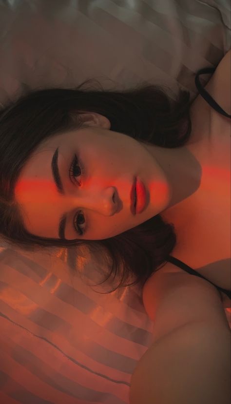 sunset pick, girl with dark hair, clean girl aesthetic, sunset selfie aesthetic, in bed selfie, pretty girl, selfie with led, led pick Poses In Bed Aesthetic, Sleeping Selfie Poses, Girl In Bedroom Sleeping, Laying Down Selfie Poses, Selfie In Bed Ideas, Aesthetic Bed Photos, Bedroom Selfie Ideas, Lying In Bed Selfie, In Bed Selfie Poses