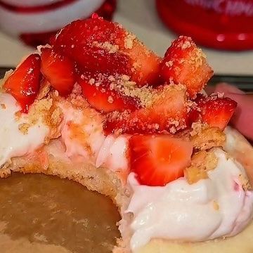 Jas 🎄 Snacks 🌯 & Easy Recipes 🥗 on Instagram: "Strawberry Cheesecake Cookies 🍓✨ I love a good Crumbl Cookie DUPE ♥️ these were easy, affordable and delicious the kiddos will love these 😉 1 pack pillsbury sugar cookie 1 3/4 cup powdered sugar 8 oz cream cheese (room temperature) 1 tablespoon vanilla extract 3-4 graham crackers 10-15 washed clean & chopped strawberries Smash 3 sugar cookies together and bake at 350 F for 12 minutes ♥️ #crumbl #crumblcookies #cookiesofinstagram" Strawberry Cheesecake Cookies, Cabbage Recipes Healthy, Pillsbury Sugar Cookies, Tasty Desserts, Fun Baking, Cheesecake Cookies, Pie Cake, Cabbage Recipes, Fun Baking Recipes