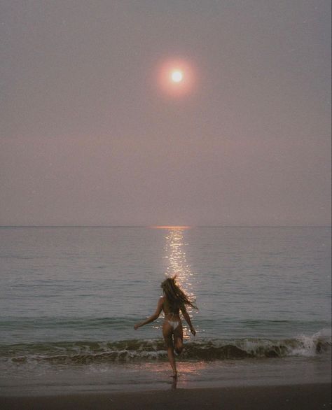 Beach night portrait photography blurry water Night Beach Photography, Blurry Beach Photos, Night Portrait Photography, Dream Life Photos, Night Portrait, Water Aesthetic, Beach Night, Ocean Pictures, Beach Pics