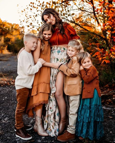 Wisconsin Photographer | This one is for all of the procrastinators still looking for a Mother’s Day gift—-> Gift those Mama’s with a photoshoot 📷 Whether it’s of… | Instagram Grandma And Grandkids Photoshoot, Best Gift Ever, Fun Dress, Family Pics, Family Photoshoot, May 11, Family Pictures, Style Guide, Family Photo