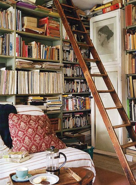 Simon Brown via Romantic Irish Homes {eclectic vintage modern library / living room}  http://simonbrownphotography.com/ Case In Stile Country, Lots Of Books, Dream Library, Design Blogs, Bohemian Interior, A Ladder, Home Libraries, Up House, Reading Room