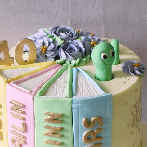 Storybook Cake Ideas, Book Smash Cake, Book Cakes Ideas, Book Cake Ideas Birthday, Bookworm Cake, Book Themed Cake, Book Cakes, Book Theme, Book Cake