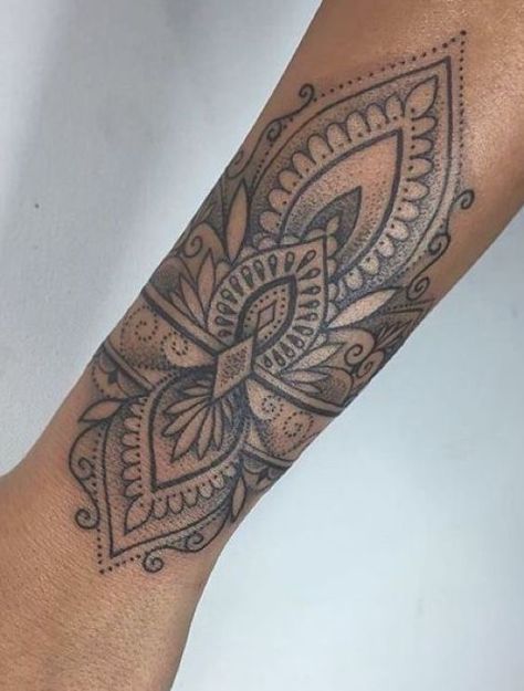 Ephemeral Tattoo, Model Tattoos, Cuff Tattoo, Tattooed Models, Tattoo T, Cool Wrist Tattoos, Wrist Tattoos For Guys, Inspiration Tattoos, Tattoos For Black Skin