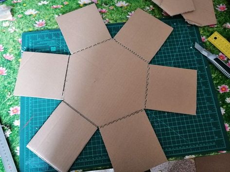 Ma Maison est en Carton: Etagère en carton : quand je me prends pour une abeille... Diy Box Crafts, Carton Diy, Photo Frame Crafts, Koti Diy, Cardboard Crafts Diy, Cardboard Box Crafts, Paper Flower Wall Decor, Diy Wall Art Decor, Diy Cardboard Furniture