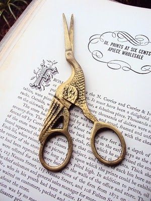 scissors Kayo Sudou, Bird Scissors, Victorian Tattoo, Antique Things, Best Scissors, Vintage Scissors, Sewing Vintage, Pinking Shears, Sewing Scissors