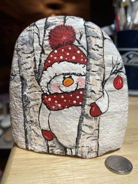 Cute Snowman Painting, Painting For Christmas, Christmas Pebble Art, Istoria Artei, Rock Painting Tutorial, Diy Rock Art, Painted Rock Animals, Stone Art Painting, Christmas Rock