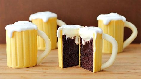 Beer Mug Cupcakes with Baileys® Filling Mug Cupcake, Beer Mug Cake, Chocolate Baileys, Dessert Original, Baileys Irish Cream, Irish Cream, Party Desserts, Mug Cake, Perfect Desserts