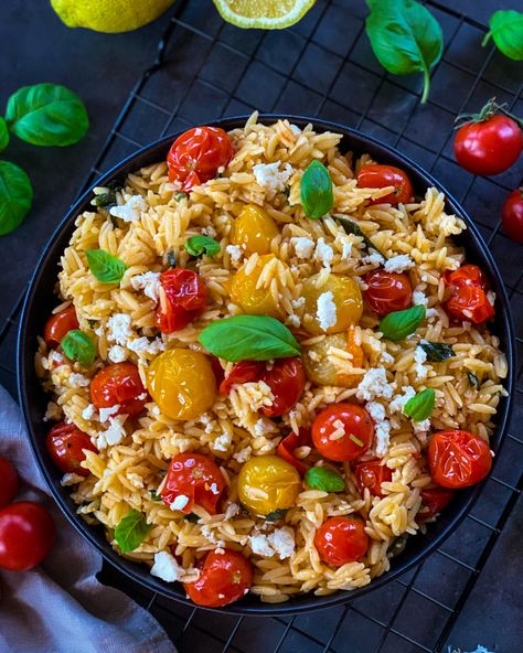 Italienischer Orzo Nudelsalat (schnelles Rezept) - Foodwerk | Einfache & schnelle Rezepte für jeden Tag Orzo Salat, Orzo Recipes, Student Recipes, Orzo, Cooking And Baking, Feta, Food Lover, Meal Prep, Healthy Eating