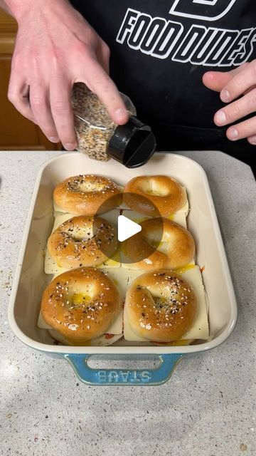 Food Dudes on Instagram: "Kids love Mini pizza bagels 🥯 almost as much as parents love @evite for the party invitations! #ad #easyrecipes #fingerfood #birthdayparty #cheesepizza" Mini Bagels Appetizers, Bagel Appetizers, Mini Bagel Appetizers, Mini Pizza Bagels, Food Dudes, Mini Bagels, Pizza Bagels, Parents Love, Appetizers Easy Finger Food