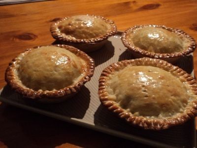 Individual Beef Curry Pies Lemon Custard Pie, Steak And Mushroom Pie, Homemade Crumpets, Lamb Pie, Mini Pie Maker, Pork Pies, Curry Beef, Vegetable Pie, Mini Pastries