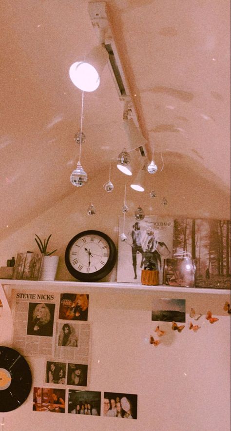 Fleetwood Mac Wall Decor, Fleetwood Mac Bedroom, Fleetwood Mac Decor, Fleetwood Mac Wallpaper, Fleetwood Mac Aesthetic, Mac Aesthetic, Room Things, Vintage Homes, Apartment Vibes