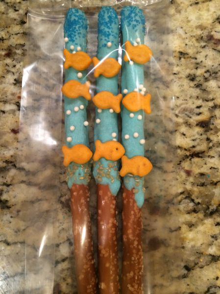 Goldfish Pretzel Rods and Marshmallow Pops – Modern Latina Mommy Bakery Style Buttercream Frosting Recipe, Beach Party Desserts, Diy Minecraft Cake, Ocean Snacks, Chocolate Covered Pretzel Sticks, Giant Marshmallows, Dipped Pretzel Rods, Chocolate Covered Pretzel Rods, Goldfish Crackers