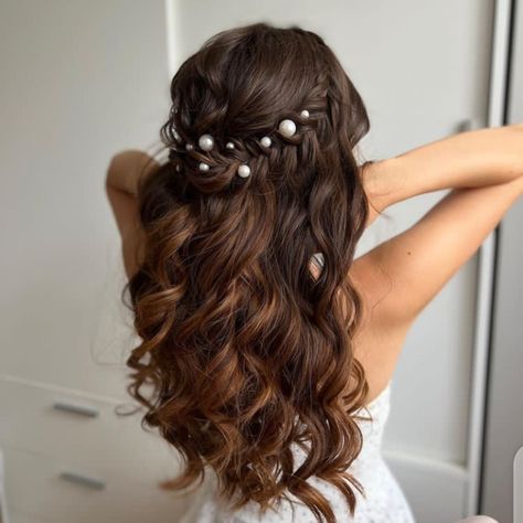 Braid hairstyle Open Hairstyles With Beads, Open Hair Messy Hairstyles, Open Messy Hairstyle, Long Open Hair Hairstyles Wedding, Ethereal Hairstyles Romantic, Open Hair Braid Hairstyles, Hairstyles For Marriage Function, Hairstyles For Sangeet Function, Choli Hairstyle