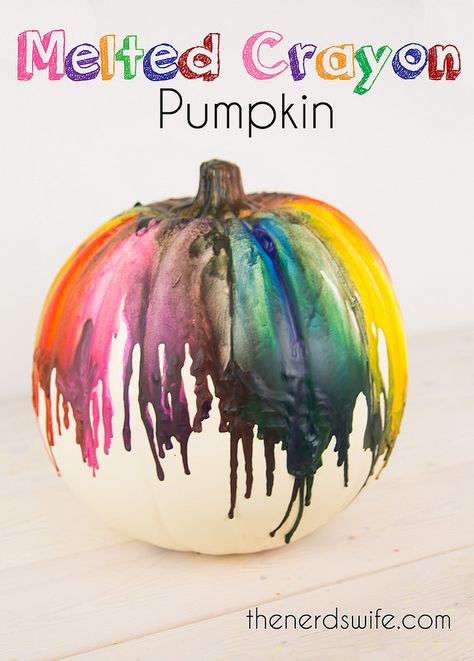 Melted Crayon Pumpkin -- an easy and fun, no-carve way to decorate a pumpkin for Halloween. Pumpkin Crayon, Crayon Valentines, Pumpkin Tutorial, Pumpkin Pictures, Carving Pumpkins, Foam Pumpkins, Color Crayons, Crayon Art Melted, Halloween Store