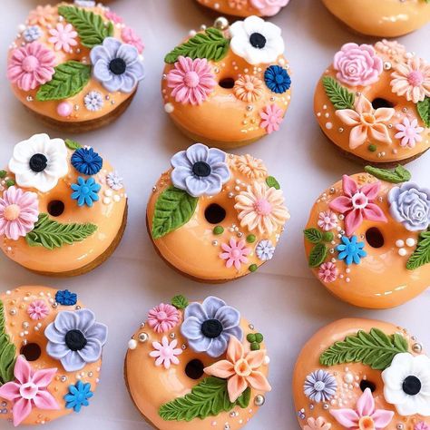 Mini donuts with peach colored glaze and multicolor flower decor {Nana Sprinkles Bakeshop} Donat Glaze, Donut Decorating Ideas, Fancy Donuts, Doughnut Recipe Easy, Donut Dessert, Donut Decorations, Cute Donuts, Cute Baking, Homemade Donuts