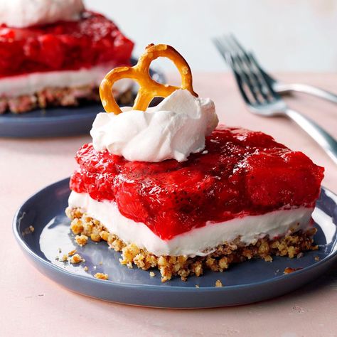 What's a potluck without strawberry pretzel salad? This summer side dish (or should we say dessert?) is a recipe to keep in your back pocket. Autumnal Kitchen, Summer Potluck Ideas, Summer Cookout Desserts, Summer Potluck Dishes, Whip Cookies, Church Potluck Recipes, Strawberry Pretzel Salad Recipe, Fall Salads, Strawberry Pretzel Dessert