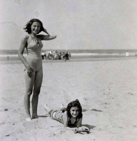 Ann Frank, Margot Frank, Keeping A Diary, Davy Jones, Japanese American, Cameron Diaz, Anne Frank, Foto Vintage, Baywatch