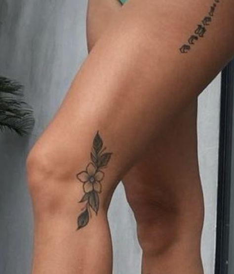 Small Above Knee Tattoo, Flower Knee Tattoo, Tatts Ideas, Knee Tattoo, Dope Tattoos, Tattoo Inspo, Pretty Tattoos, Lotus Flower Tattoo, Leg Tattoos