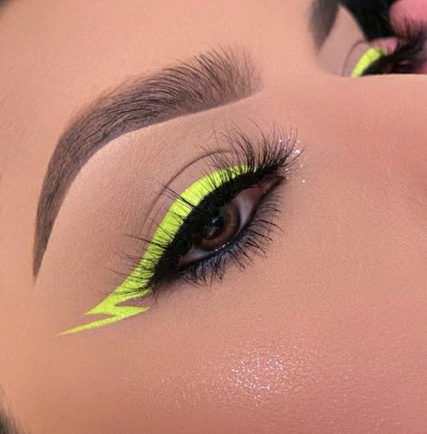 Eyeliner Verde, Bright Eyeliner, Almond Eye Makeup, Neon Makeup, Face Art Makeup, Graphic Makeup, Rave Makeup, Work Makeup, Graphic Eyeliner