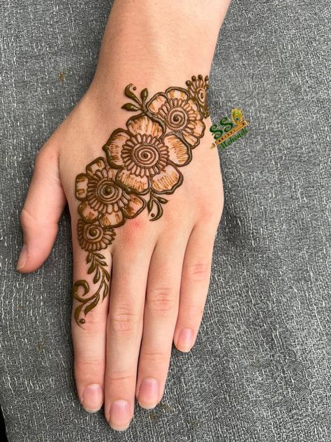 Strip Henna Design, Henna Designs Kids Simple, Kids Henna Designs Simple, Kid Henna, Henna Designs Kids, Elegant Mehendi, Basic Henna, Kids Henna Designs, Simple Henna Design