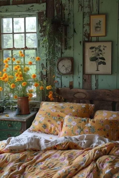 Granny Chic Bedroom, Vintage Wall Decor Bedroom, Cozy Guest Bedroom Ideas, Cozy Guest Bedroom, Girls Bedroom Vintage, Vintage Farmhouse Bedroom, Lodge Bedroom, Guest Bedroom Ideas, Green Headboard