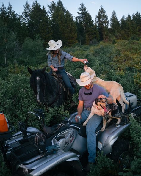 Backyard trail ride with the future Fakes #coors Wyoming Ranch Aesthetic, Ranch Life Country Living, Country Living Aesthetic, Country Family Aesthetic, Country Future, Farm Family Pictures, Trail Riding Horses, Country Relationship Goals, Country Relationships