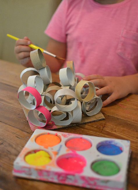 Children use cut up pieces of toilet paper tubes to build sculptures with glue. Toilet Roll Sculpture, Preschool Mixed Media Art, Paper Skirt Diy, 3d Ideas Art, Pre K Art Lessons, Toilet Paper Tubes, Toilet Paper Art, Sculpture Lessons, Toilet Paper Roll Crafts