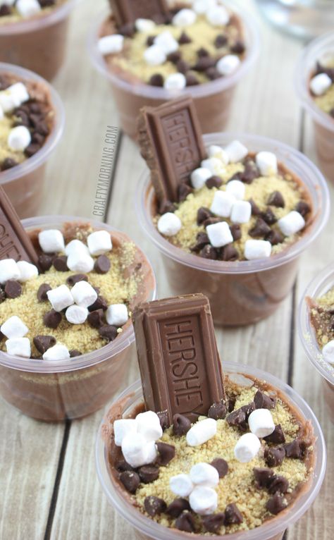 Smores Pudding, Cool Whip Topping, Chocolate Pudding Shots, Pudding Shot Recipes, Mallow Cups, Marshmallow Vodka, Jello Pudding Shots, Brownie Bars, Biscuits Graham