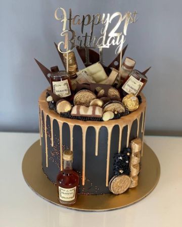 ¿Sabes como hacer una decoracion de tortas para hombres? A veces con las cosas masculinas nos quedamos sin ideas por eso te traemos estas Black Buttercream, Birthday Drip Cake, Torte Creative, Alcohol Cake, 25th Birthday Cakes, 18th Cake, 21st Cake, Birthday Cake For Him, 21st Birthday Cakes