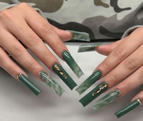 Emerald Green Tapered Square Nails, Green Nails Long Acrylic, Dark Jade Nails, Green Classy Nails, Hunter Green Acrylic Nails, Emerald Green Acrylics, Dark Green Acrylics, Dark Green Acrylic Nails Designs, Dark Green Prom Nails