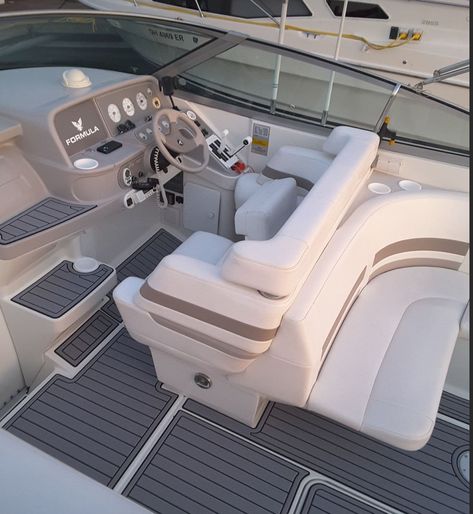 Speed Boat Interior, Boat Dashboard Ideas, Seadek Boat Flooring, Boat Seats Diy Ideas, Boat Upholstery Ideas, Boat Flooring Ideas, Diy Boat Seats, Pontoon Boat Parts, Bowrider Boats