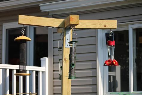 Bird Feeder Pulley System, Bird Feeder Station Ideas, 4x4 Bird Feeder Post Ideas, Oriel Bird Feeder Diy, Bird Feeder Platform, 4x4 Bird Feeder Post, Platform Bird Feeder With Roof, Squirrel Baffle, Bird Feeder Station