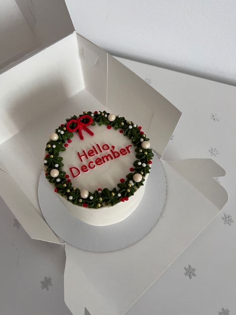 Cute Christmas Cake Designs, Bento Cake Christmas Design, Bento Cake Natal, Christmas Bento Cake Design, Christmas Cake Decoration Ideas, Christmas Cake Ideas Elegant, Winter Cakes Birthday, Christmas Bento Cake, Christmas Cake Chocolate