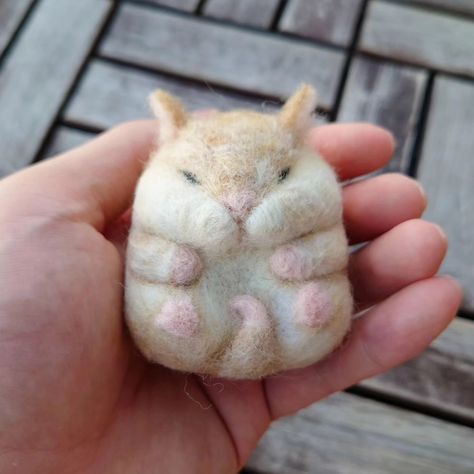 Needle Felted Hamster! #needlefelting #hamster #cute #needlefeltedanimal #needlefeltedhamster #羊毛フェルト Kawaii Needle Felt, Needle Felted Chinchilla, Needle Felted Pokemon, Needle Felted Rat, Needle Felt Hamster, Needle Felted Animals, Needle Felting, Felt