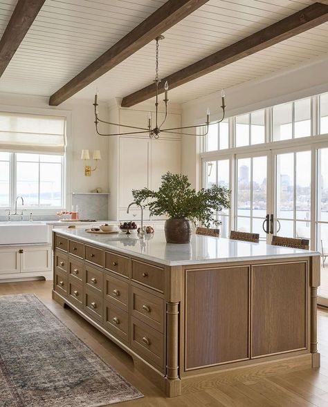 Kitchen Lighting Design, Diy Backsplash, Brown Kitchens, Classic Kitchen, Kitchen Views, Kitchen Inspiration Design, Pantry Design, Modern Farmhouse Kitchens, Beautiful Kitchens