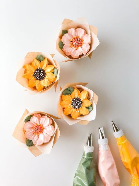 Cute Floral Cupcakes, Mini Cupcakes Flowers, Edible Flower Cupcakes, Spring Flower Cupcakes, Wild Flower Cupcakes, Fall Flower Cupcakes, Simple Flower Cupcakes, Wildflower Cupcakes, Mini Desert