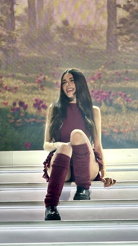 Madison Beer Lockscreen, Madison Beer Wallpaper Iphone, Flowers Stairs, Madison Beer Wallpaper, Stage Singing, Beer Wallpaper, Spinnin Tour, Queen Of Everything, Tyler Durden