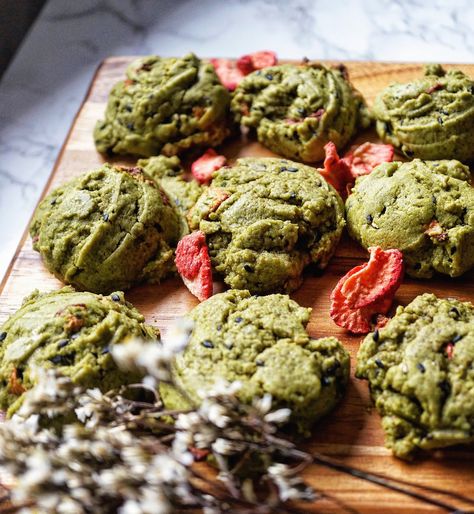 Matcha strawberry black sesame cookies.  All the goodness in cookie form. Black Sesame Cookies, Student Cooking, Matcha Strawberry, Sesame Cookies, Fruity Recipes, Matcha Cookies, Quick Vegetarian Meals, Strawberry Cookies, Freeze Dried Strawberries