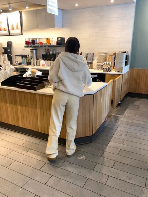 Starbucks Outfits Barista, Starbucks Barista Outfit, Starbucks Worker Aesthetic, Work At Starbucks Aesthetic, Working Starbucks Aesthetic, Starbucks Outfit, Starbucks Girl, Barista Outfits, Starbucks Barista