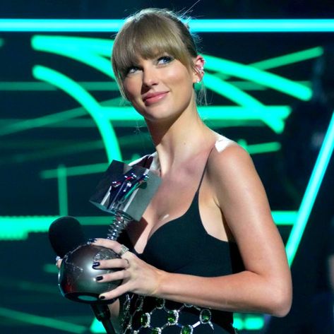 The 1989 World Tour, Mtv Awards, Female Artist, Taylor Swift Outfits, Mtv Video Music Award, Taylor Swift Wallpaper, Music History, She Song, Taylor Alison Swift