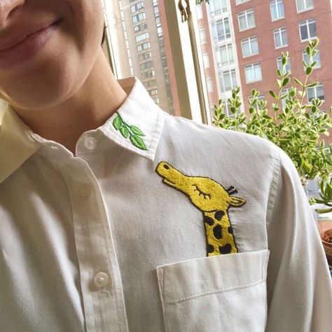 Cute Embroidery Clothes, Embroidery Designs Shirt, Shirt Embroidery Ideas, Embroidered Ideas, Diy Embroidery Shirt, Giraffe Shirt, Simple Hand Embroidery Patterns, Clothes Embroidery Diy, Pola Bordir