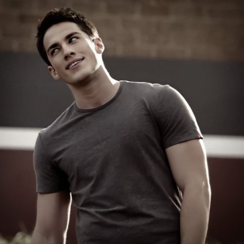 Tvd Characters All, Tyler Lockwood Aesthetic, Tyler Lockwood Icon, Vampire Diaries Alaric, Vampire Diaries Men, Taylor Lockwood, Tvd Marcel, Vampire Diaries Tyler Lockwood, Tyler Tvd