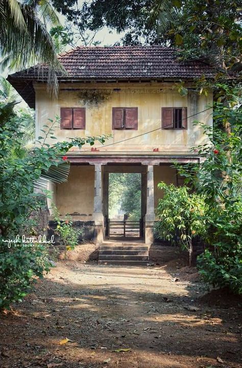 Village Homes Indian, Old Kerala Traditional Houses, Indian Old House, Old House Photoshoot, Old Village House Design Indian, Natural Photoshoot Ideas, Old Indian Houses, Indian Village House, Photos For Dp