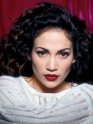 Jlo Black Hair, Jennifer Lopez Hair Color, Dark Skin Light Hair, Jennifer Lopez Hair, Celebrity Makeup Looks, Corte Pixie, Black Curly Hair, Blonde Hair Color, Curly Hair Styles Naturally