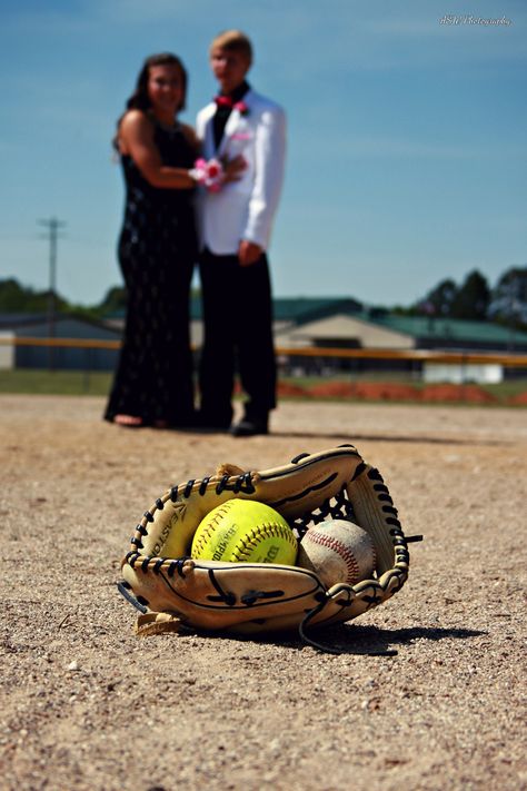 Couple Prom Pictures, Prom Images, Prom Pictures Couples Black, Prom Pictures Group, Baseball Couples, Hoco Pictures, Prom Photography Poses, Couple Prom, Hoco Pics