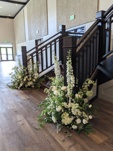 Stair Florals Wedding, Decorate Stairs For Wedding, Stair Railing Flowers Wedding, Wedding Staircase Decoration Simple, Floral Staircase Wedding, Flowers On Railing, Staircase Florals Wedding, Wedding Stairs Decoration, Staircase Flowers Wedding