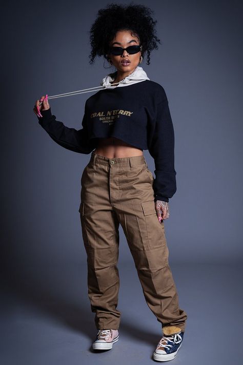 Trends For Summer 2023, Outfit Ideas For Black Women, Estilo Tomboy, Tomboy Look, Combat Pants, Cargo Pants Outfit, Style 2023, Pose References, Tomboy Outfits