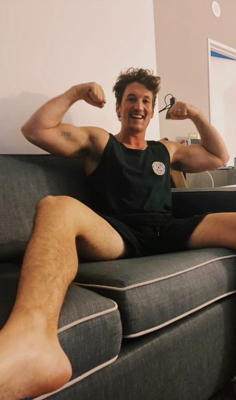 Miles Teller Dancing, Justin Bieber Images, Miles Teller, Glen Powell, Bad Photos, Justin Bieber, Celebrity Crush, Dancing