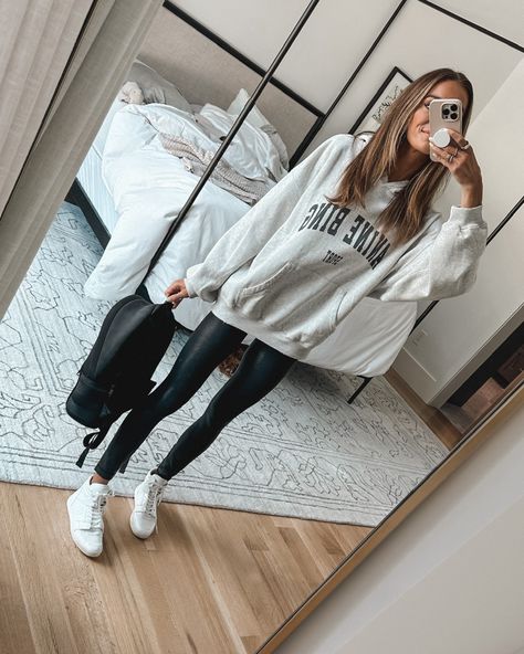 Sweatshirt And Leggings Outfit, Gray Hoodie Outfit, Sweatshirt And Leggings, Chic Fall Outfits, Leggings Outfit, Hoodie Outfit, Winter Looks, Grey Hoodie, Comfy Outfits